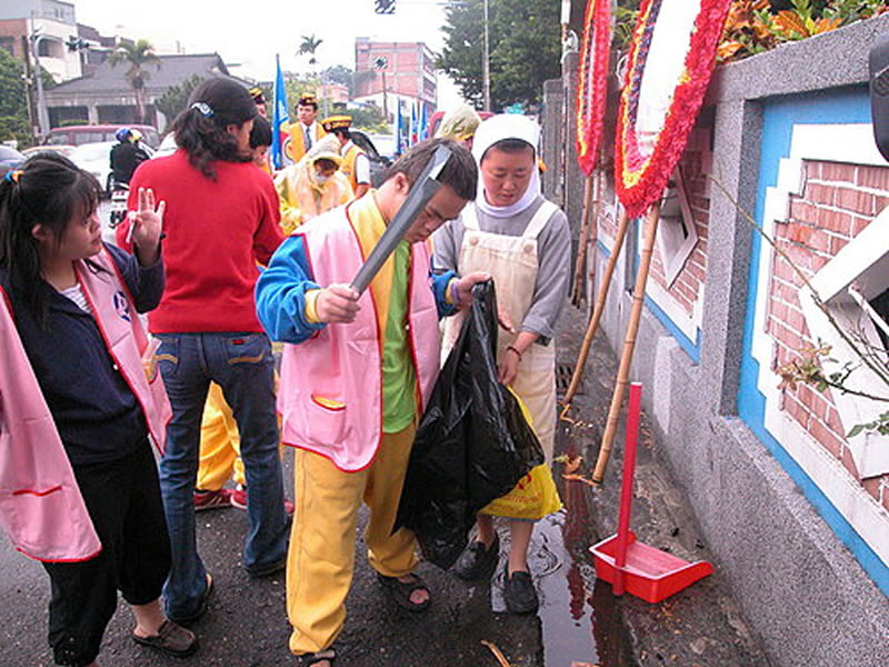 04 donation traffic to the Church of Our Lady of the Heart